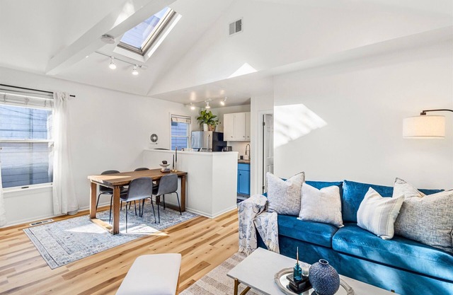 Private Cozy Cottage House in Lincoln Park w/Porch