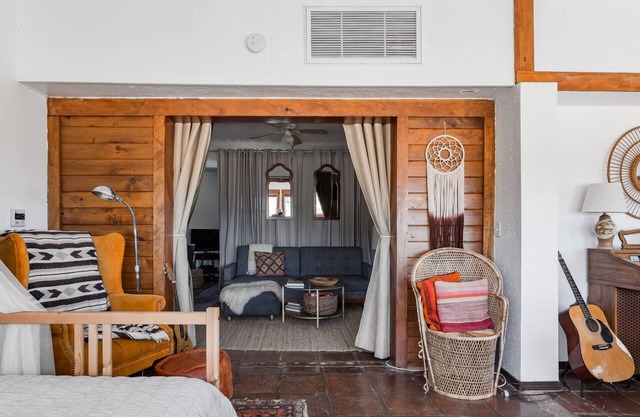 Private desert cabin with hot tub & breathtaking views near Joshua Tree. Relax under starry skies, cook in the spacious kitchen, or explore nearby Pioneertown, La Copine, and endless desert trails.