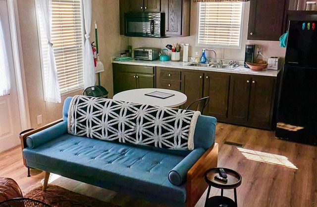 Private, detached 1 bedroom apt. 6 miles from Folly Beach & downtown Charleston