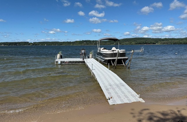 Private DOCK Lake Charlevoix/Pontoon & GolfCart/RV Parking/3 Acre Property