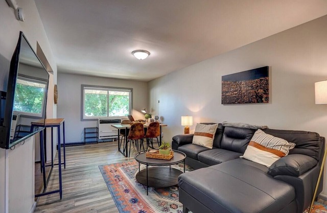 Private entrance. Free Parking. Near Medical Cente