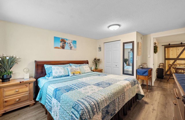 Private Farmhouse apartment in vibrant St Petersburg just 5 miles to the beaches