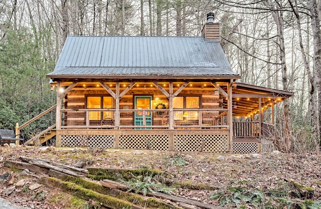Private, Guest Favorite Cabin, Fire Pit, Close to Hiking and Downtown Clayton!