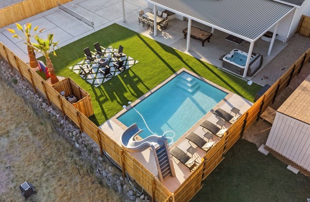 Private heated pool/hot tub, pickleball mini golf. 9 bdrms. EV charger Sleeps 35