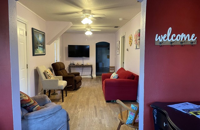 Private home and entrance, stocked kitchen, fenced yard, Pets, boats ok,Parking