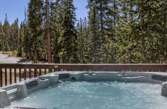 Private Home, Hot Tub, Views | 2-Min to Town | Dog-Friendly | Pool Table | Garage | Weekly Discounts