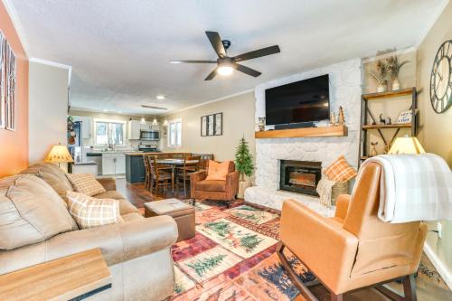 Private Hot Tub and Deck Gaylord Family Home!