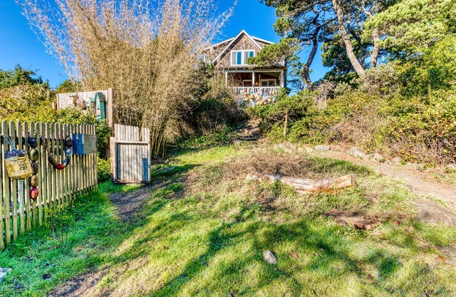 Private Hot Tub & Easy Access to the Beach - Dogs are Welcome