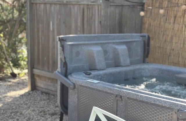 Private Hot tub - Romantic 4-Acre Escape