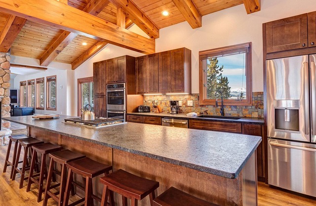 Private House Hottub 1.5 miles from DownTown Breck Gondola