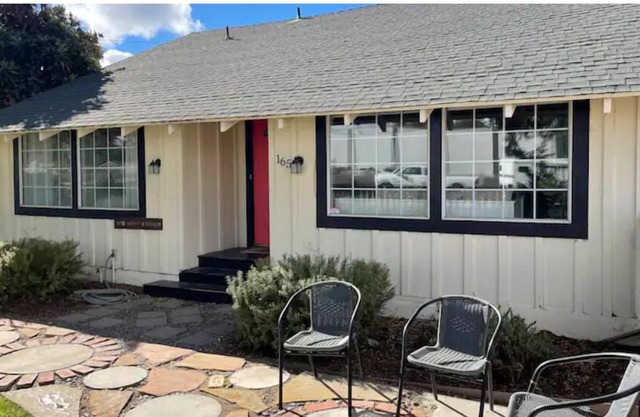 Private in town house with HUGE yard. Pet Friendly