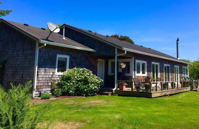 Private Lake Front Cottage with Dock and Amazing Views