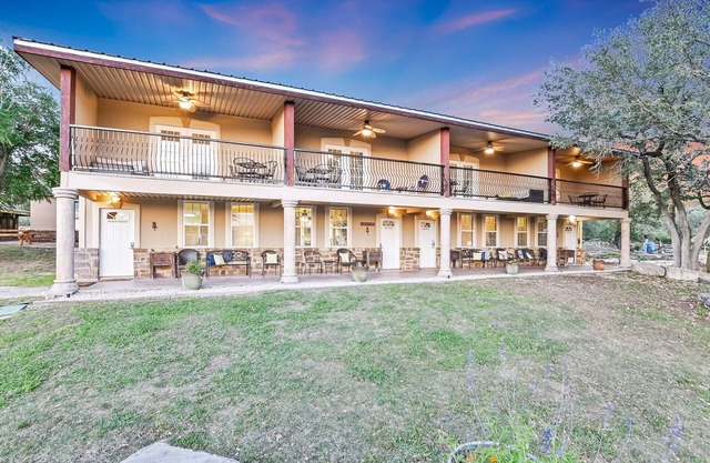 Private Lakeview Resort/Sleeps up to 25/Pet Friendly