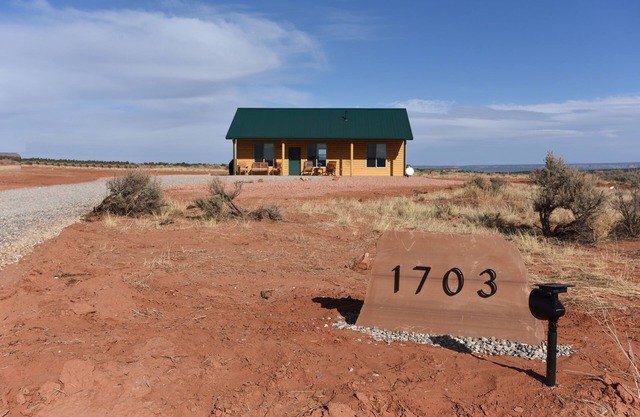 Private location, 2 Bedroom, 2 Bathroom, Full Kitchen, Living & W/D. Sleeps 6