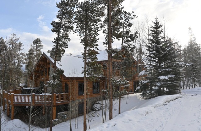 Private Luxury Home-10 minutes to Ski Resorts-Walk to Restaurants-Hot Tub