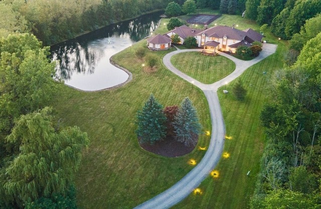 Private mansion not too far from the downtown area!