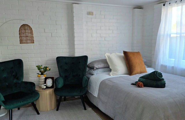 Private One-Bedroom Studio with Ensuite & Kitchenette – Near Hospital