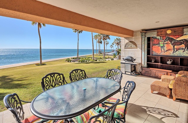 Private Patio! Ground floor access to beach, pools, swim-up bar - Sleeps 10ppl