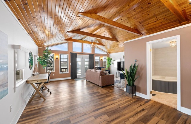 Private Portage Lakes Home. Water Views! 8 mins to beach! Jetted Tub. Sleeps 7