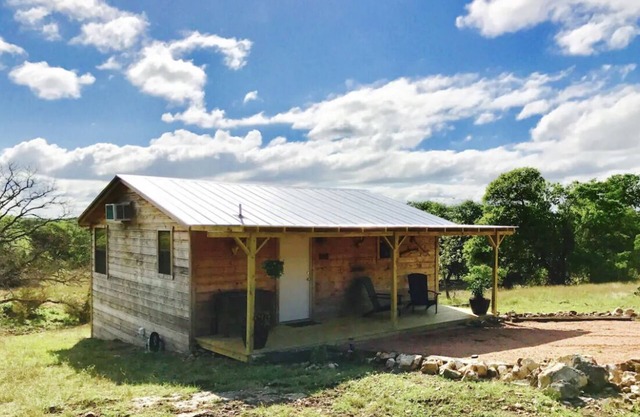 Private, quiet, rustic cabin. Minutes from Old Tunnel State Park