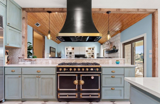 Private Ranch-Chef's Kitchen-King Bed-Large Pool-heated for additional charge