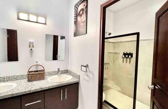 Private resort style pool, AC, WI-FI, clean home