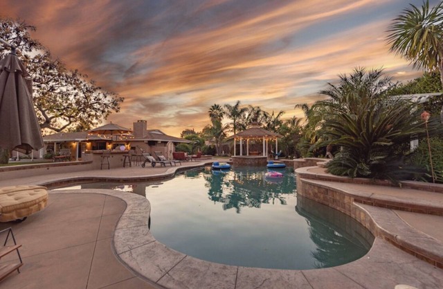 Private Resort style villa at San Diego-heated salt pool-Hot Tub-86" TV