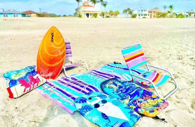 Private retreat! Steps to Shamrock Park, intercoastal & trail, 4 miles to beach!