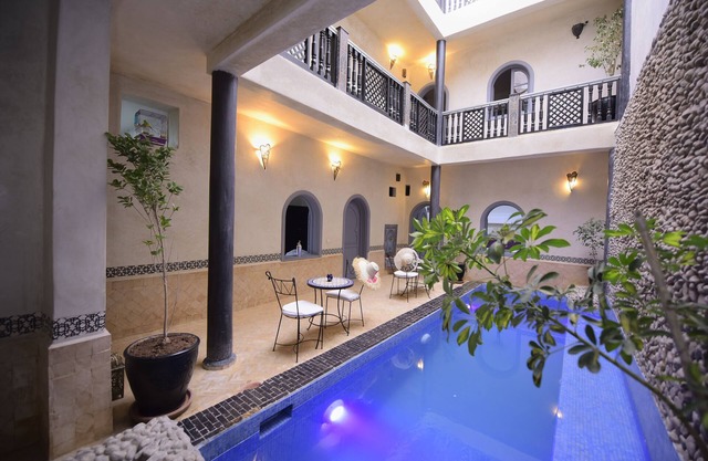 Private RIAD with heated pool, Jacuzzi and hotel service. 5 suites