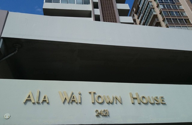 Private room and Bath in the heart of Waikiki Beach