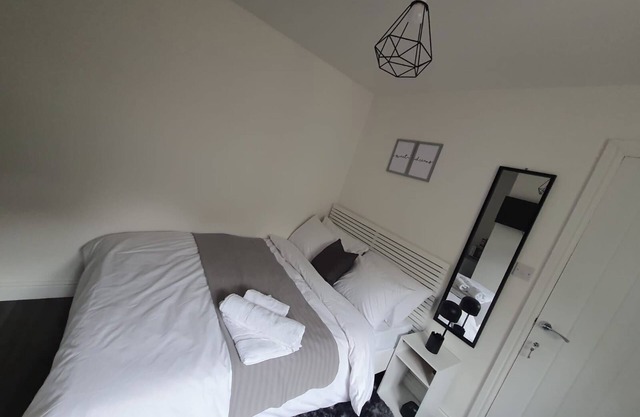 Private Room, Sleeps 2 with Ensuite & Parking