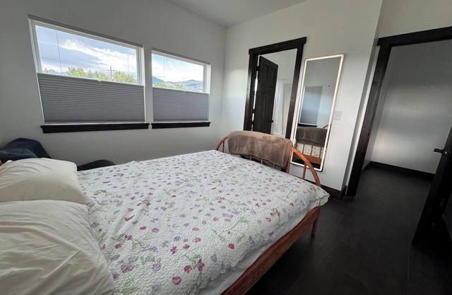 Private room with private bathroom. One mile from town and the hospital.