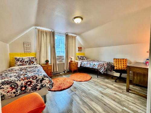 Private room with two twin beds air conditioning and shared bathrooms located near SeaTac Airport and Downtown Seattle