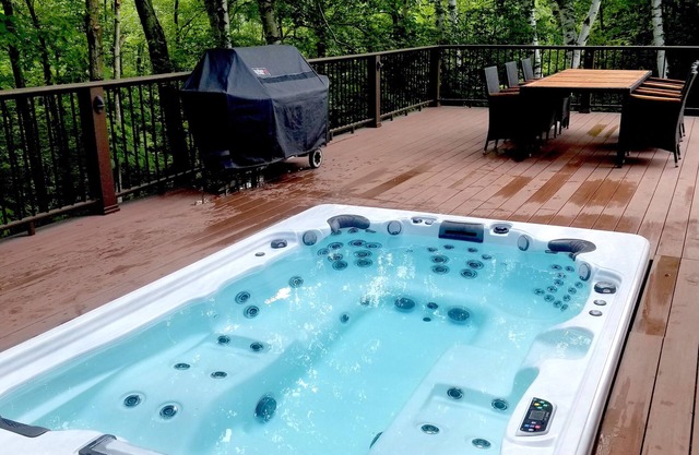 Private Ski Lodge with Giant Hot Tub Less Than Two Miles to Sugarbush!