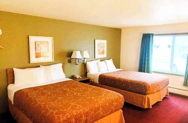 Private Stay w/Flat-Screen TV + Breakfast – Steps From Staples Station