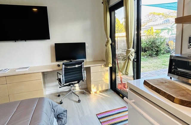 Private Studio Cottage in Beautiful historic Hollywood FL.