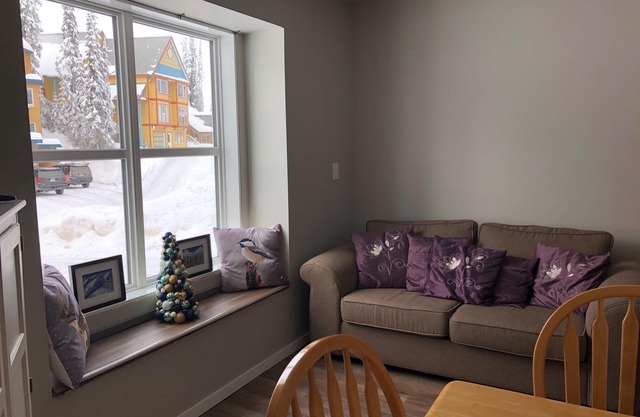 Private suite with semi-private hot tub, and BBQ - pet friendly too!