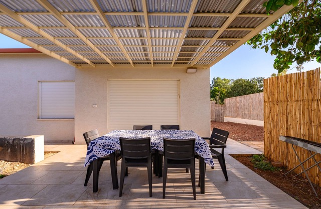 Private sweeming pool surrounded by nature .3 bedroom suite 20m to the kineret