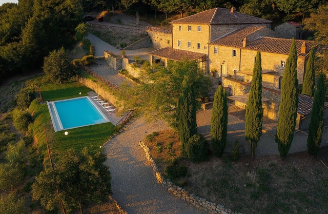 Private Tuscan farmhouse with infinity pool, panoramic view with 14 seats
