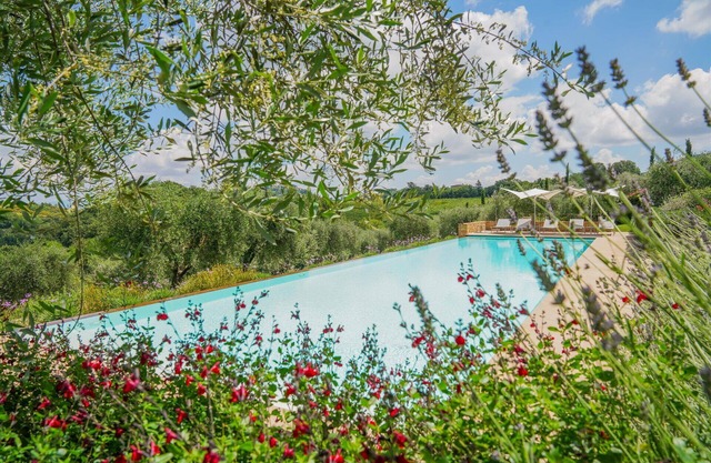 Private Villa with WIFI, hot tub, private pool, sauna, A/C, TV, veranda, close to Montepulciano