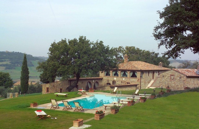 Private Villa with internet, A/C, private pool, TV, patio, panoramic view, close to Montepulciano