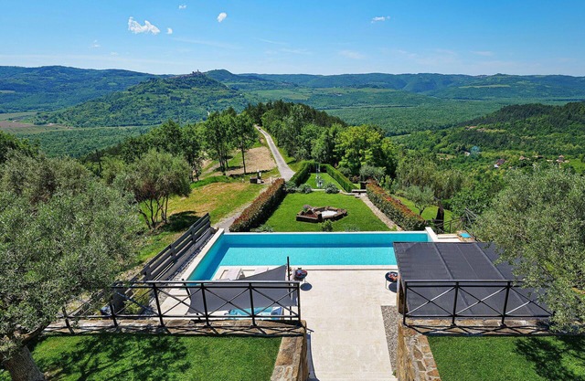 Private Villa with A/C, private pool, WIFI, hot tub, TV, terrace, pets allowed, panoramic view