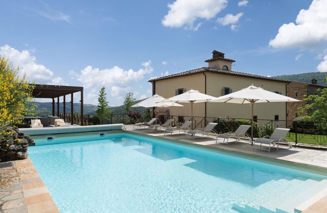 Private Villa with hot tub, WIFI, private pool, A/C, TV, patio, panoramic view, close to Arezzo