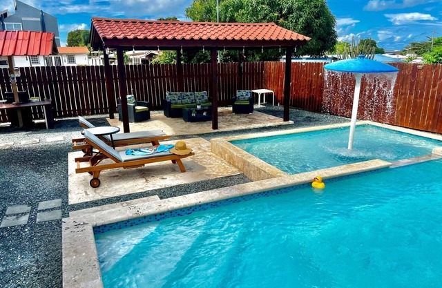 Private villa with pool, 3-5 min walk from Combate beach