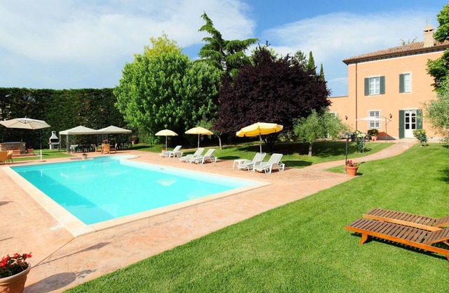 Private Villa with private pool, WIFI, A/C, TV, patio, pets allowed, parking, close to Assisi