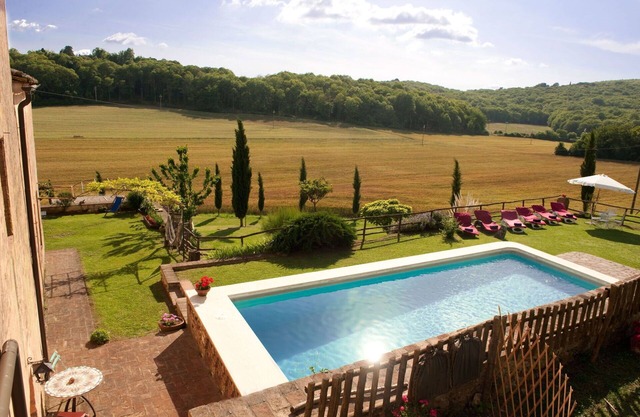 Private Villa with private pool, A/C, WIFI, hot tub, TV, patio, panoramic view, close to Siena
