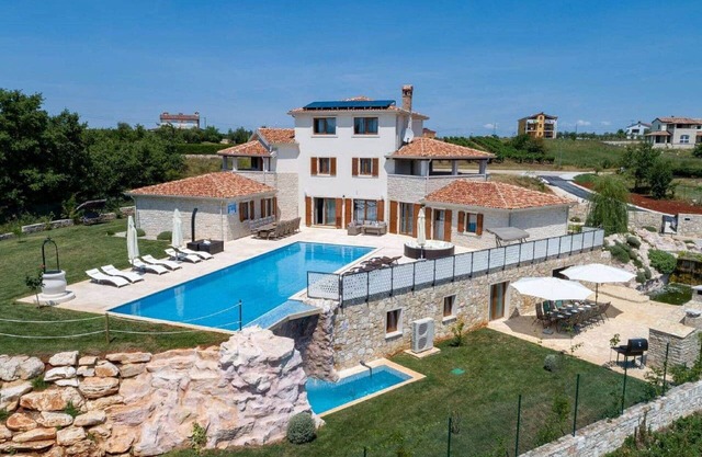 Private Villa with private pool, hot tub, A/C, WIFI, TV, terrace, pets allowed, panoramic view