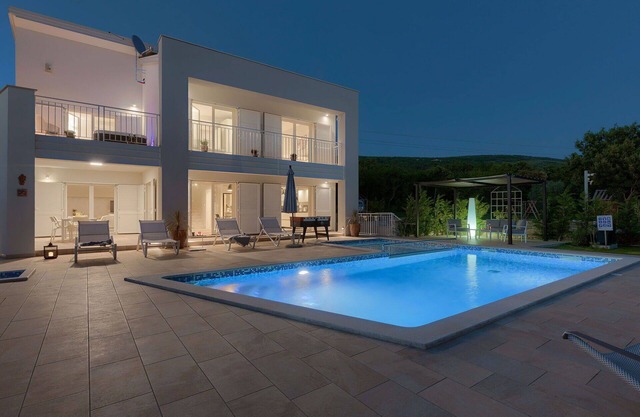 Private Villa with WIFI, private pool, hot tub, A/C, TV, terrace, pets allowed, panoramic view