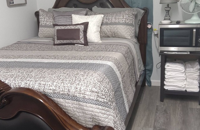 Privet Oasis no smoking with AC/heat, wi-fi, Ruko TV. Privet entry and bathroom