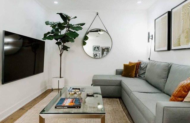 Producer's Suite: Luxe Music Row Stay, Walk to Gulch!